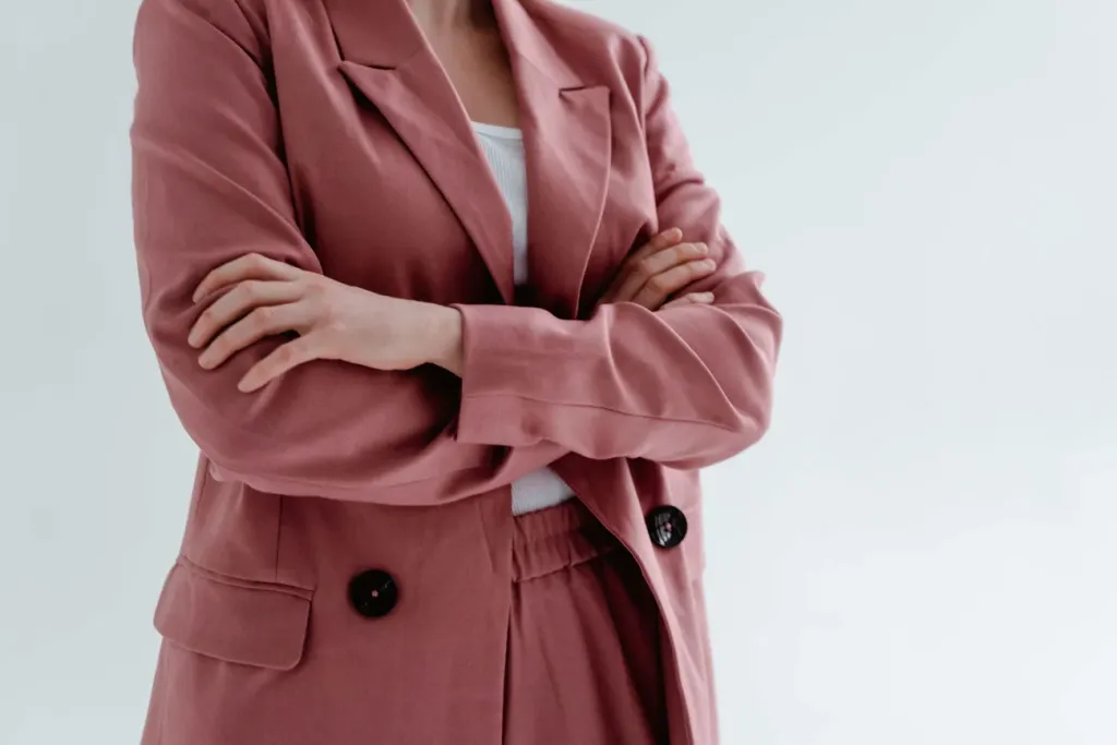 Na co zwrócić uwagę, kupując dobrze skrojony garnitur damski